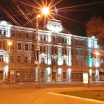 Вид ночью на здание городской администрации Воронежа фото