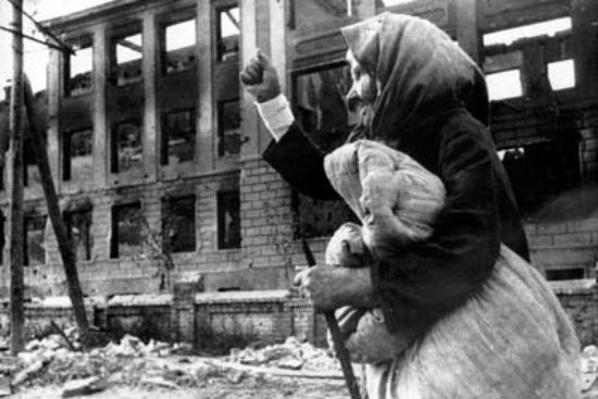 Бабушка на фоне разрушенного здания в городе Воронеж, 1942 год фото
